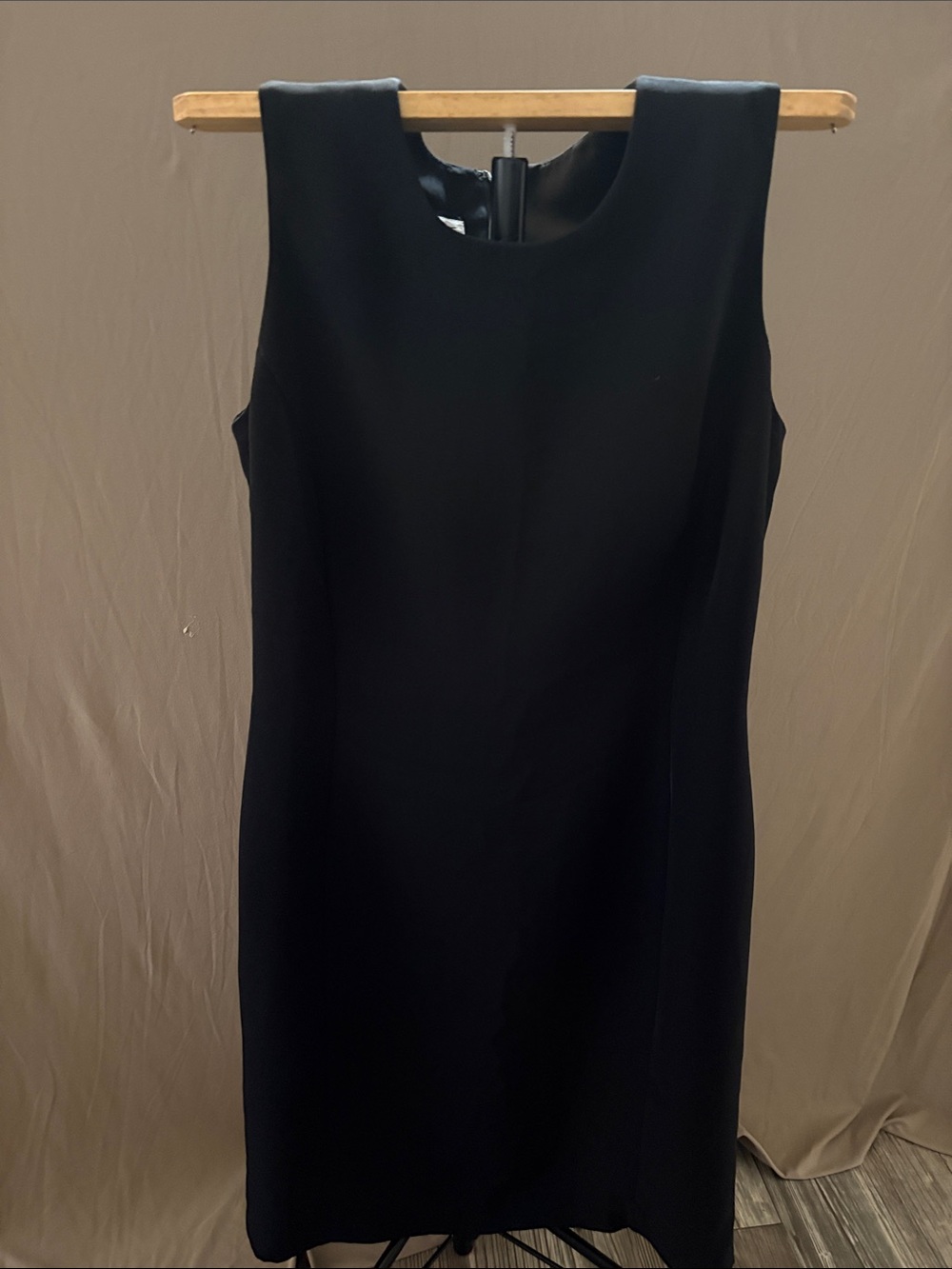 Larry Levine Black Sleeveless Midi Sheath Dress with Rounded Neck